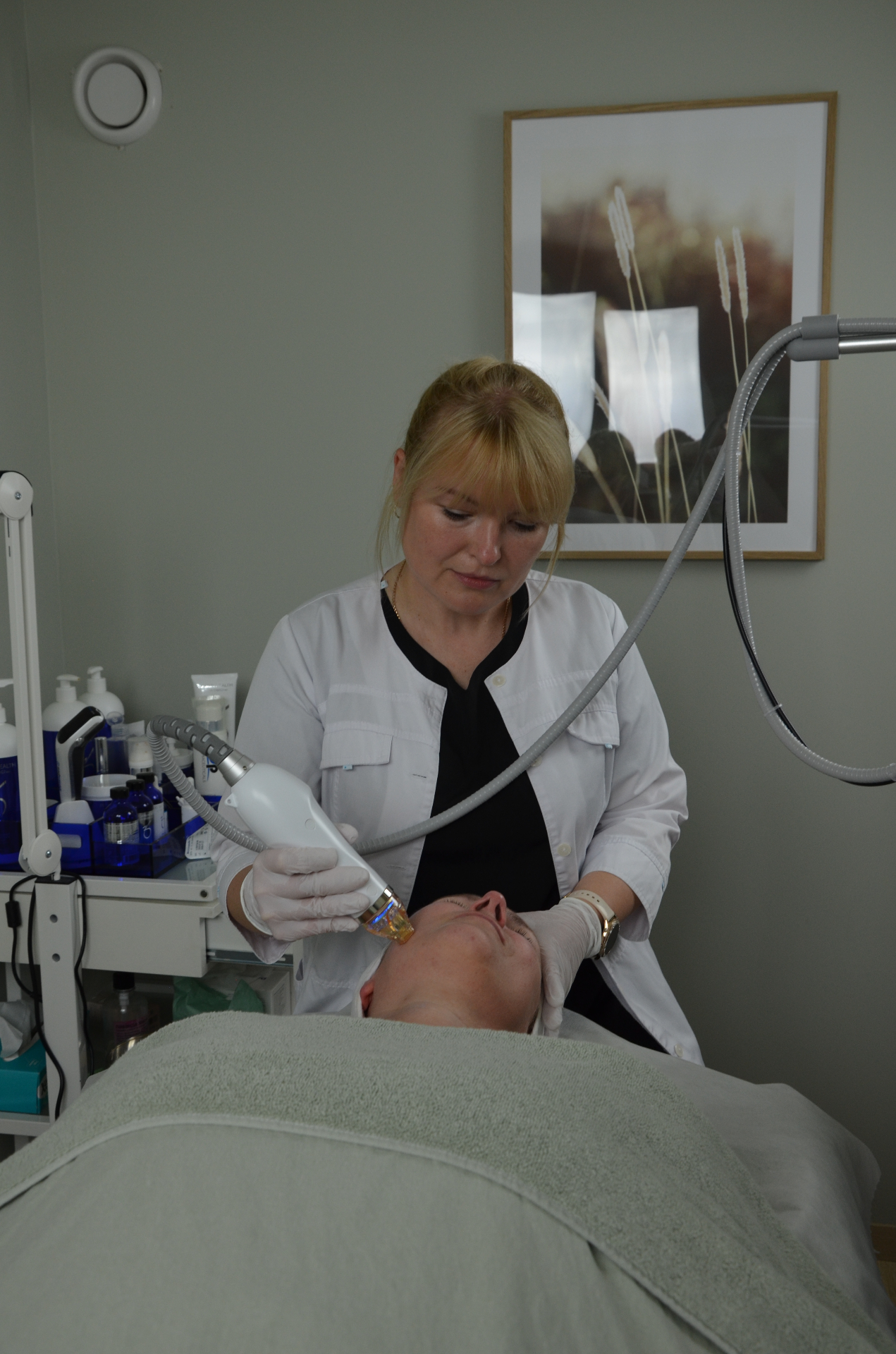 Kunde får Dermapen-behandling