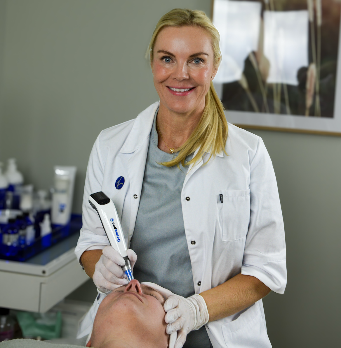 Hudterapeut utfører Dermapen-behandling